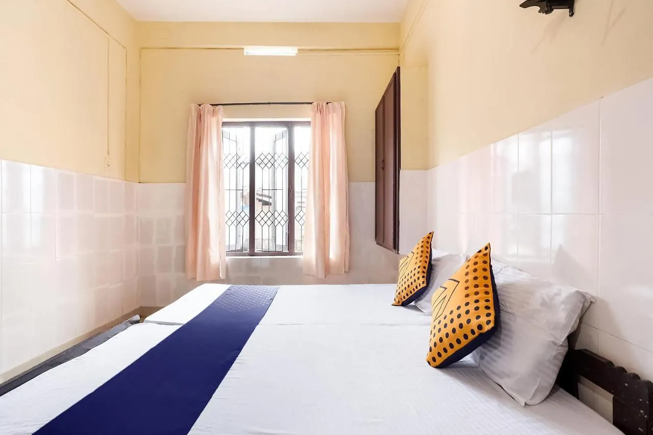 Spot On 60665 Royal Tourist Home Valāncheri