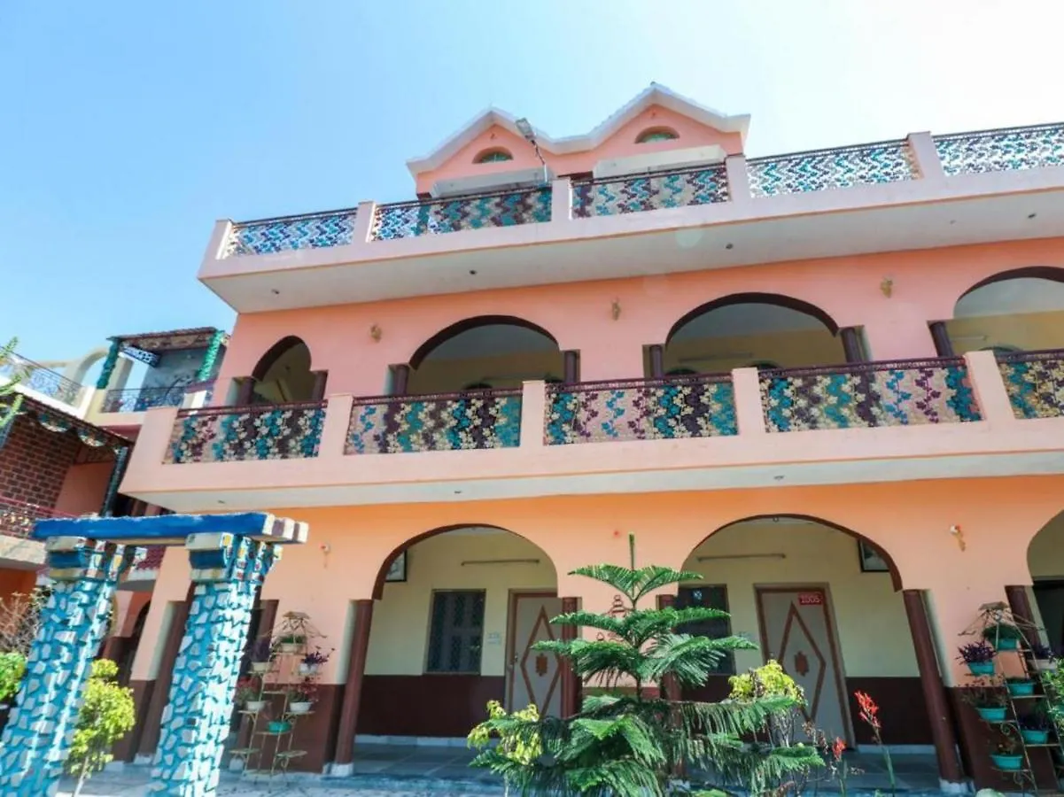 Spot On 60665 Royal Tourist Home Valāncheri 2*,
